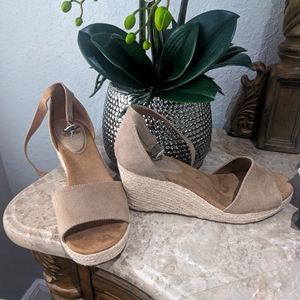 Very comfortable wedge sandals